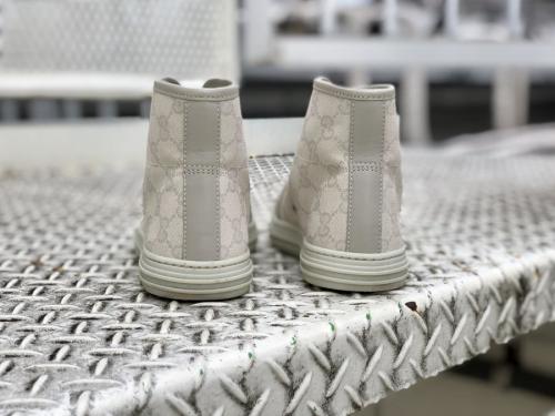 グッチのGGキャンバスハイカットスニーカー