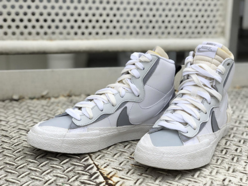 スニーカーのNIKE × SACAI