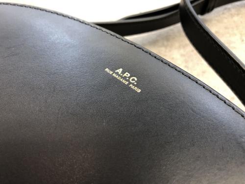 アーペーセーのハーフムーンレザーショルダーバッグ