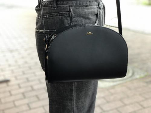 ハーフムーンレザーショルダーバッグのレディース ブラック