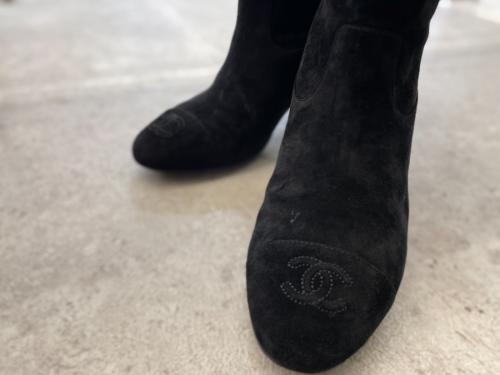 シャネルのココマークロゴプリントウェスタンブーツ