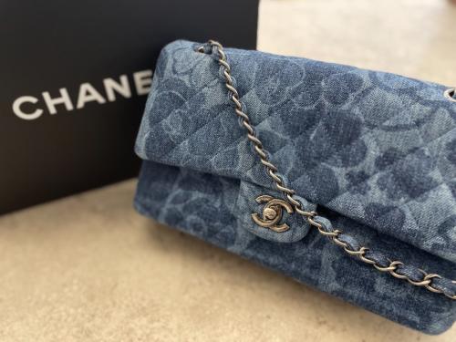 シャネルのマトラッセカメリアデニムダブルフラップショルダーバッグ