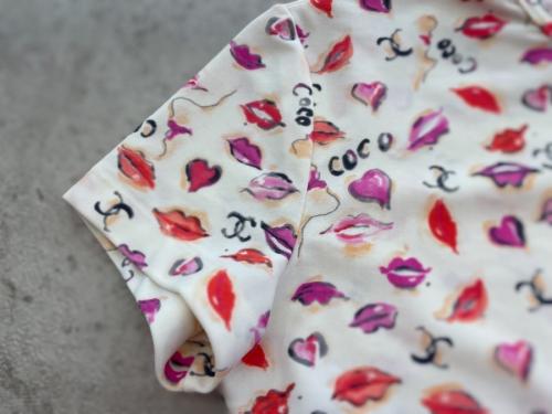 シャネルのココマーク刺繍リップ柄Tシャツ