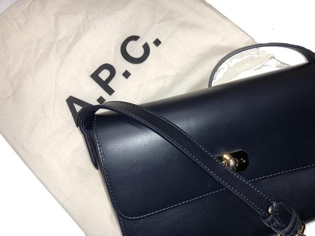 A.P.C レザー  ショルダーバッグ　スクエア