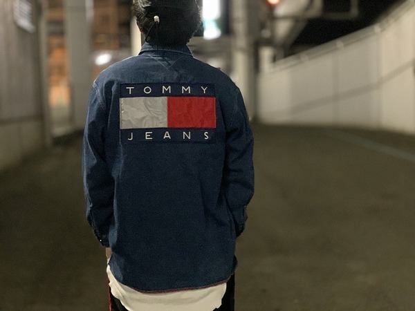 TOMMY JEANS/トミージーンズ年代。バックロゴが印象的なシャツが