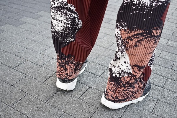 ど派手な柄の渋いプリーツパンツ入荷いたしました！【HOMME PLISSE