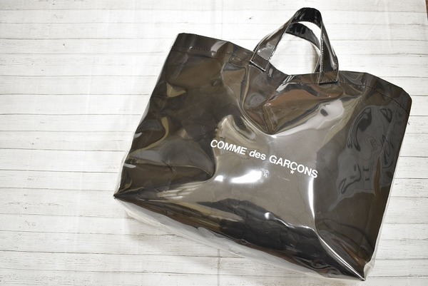 COMME des GARCONS /コムデギャルソン】より ロゴPVCトートバッグが 