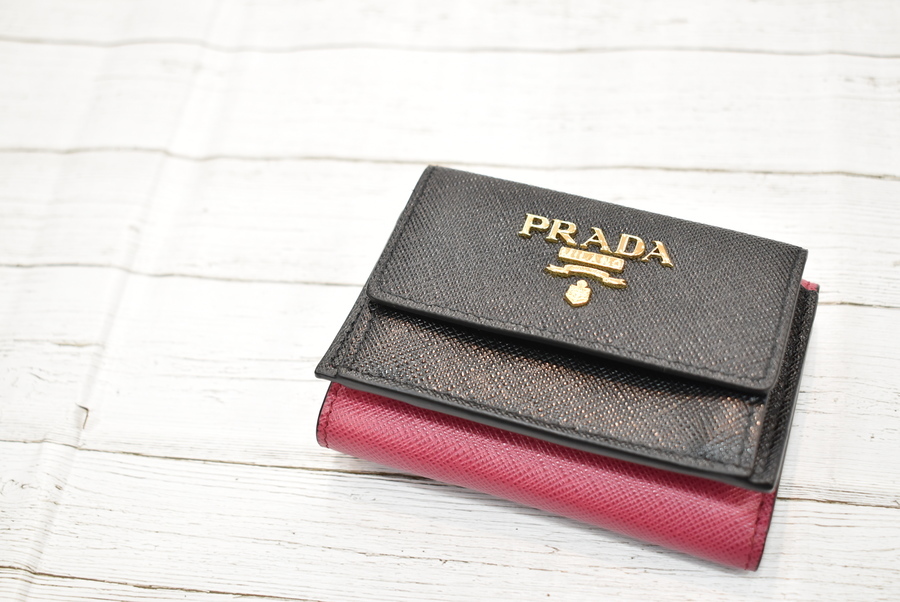 Prada プラダ から コンパクトウォレット を買取入荷致しました 21 04 04発行