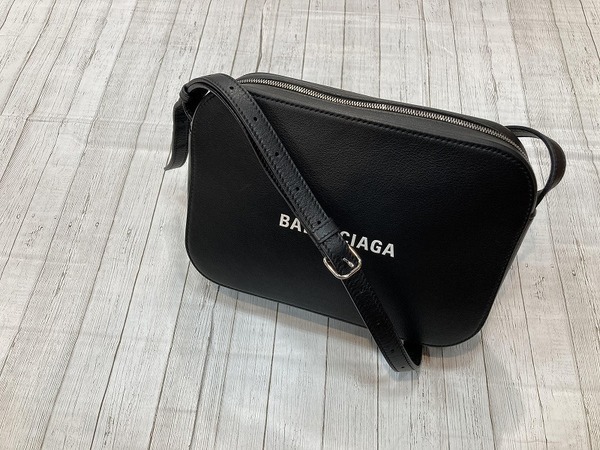 美品 バレンシアガ エブリディ XS クロスショルダーバッグ 斜め掛け W18 美品 バレンシアガ エブリディ XS クロスショルダーバッグ 斜め掛け W18