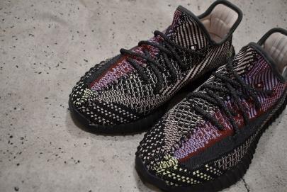 「スニーカーのadidas + KANYE WEST 」