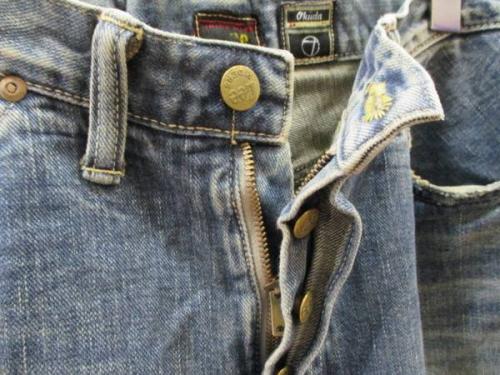 ボトムスのデニムパンツ