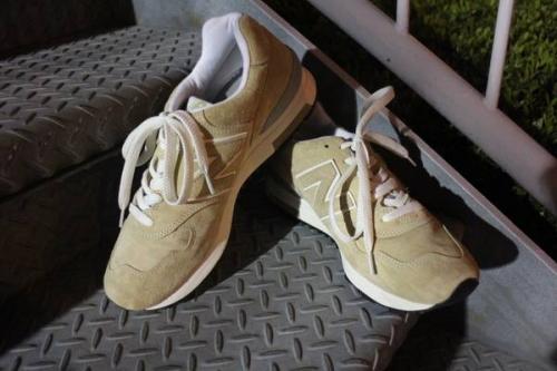 スニーカーの中央線