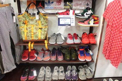 スニーカーの中央線