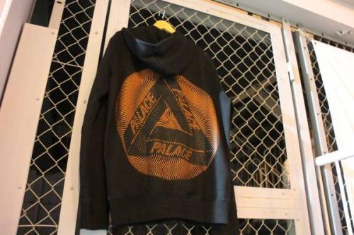 トップスのパーカー