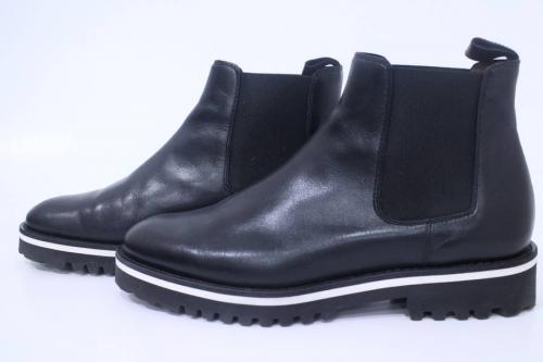 スニーカーのブーツ