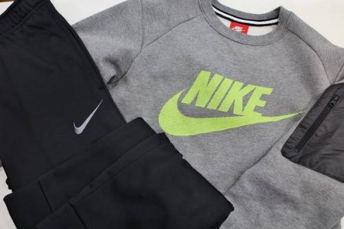 スカジャンのNIKE