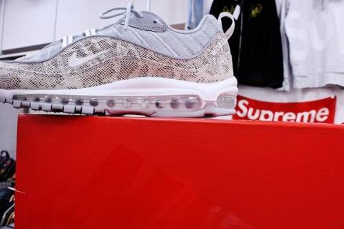 シュプリームのTHE NORTH FACE