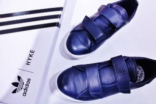 adidasのアディダス