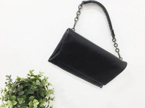 クラッチバッグのレザー