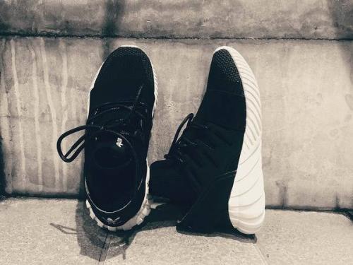 アディダスのハイテクスニーカー