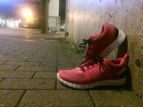 スポーツのスニーカー