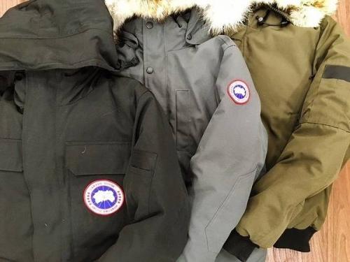 カナダグースのMONCLER