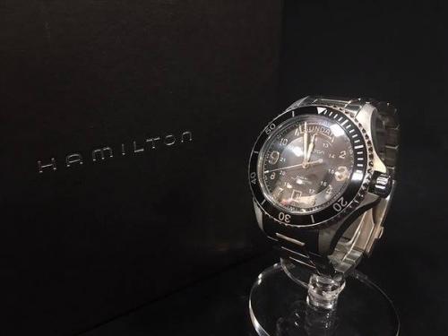 カーキのベンチュラ