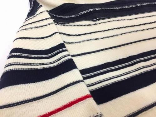 ネオンサインのブランケットニット