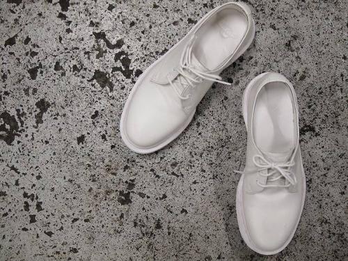 スニーカーのペタンコシューズ