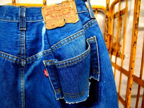 オフホワイトのデニム