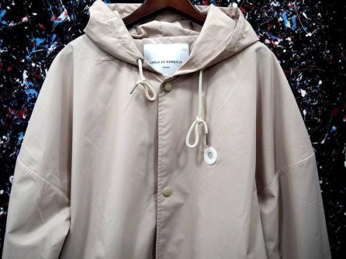 新入荷のレインコート