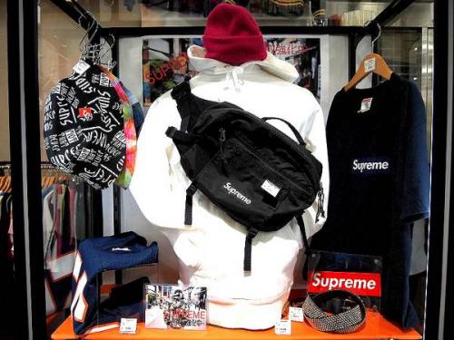 新入荷のシュプリーム