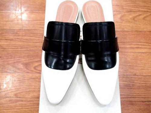 新入荷のサンダル