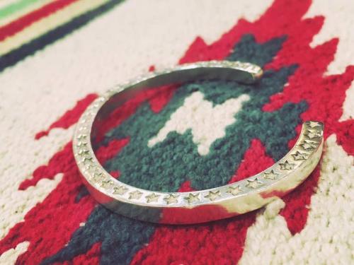 バングルの腕時計