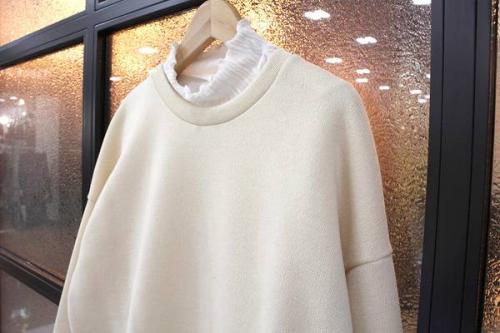 新入荷のフリルネック