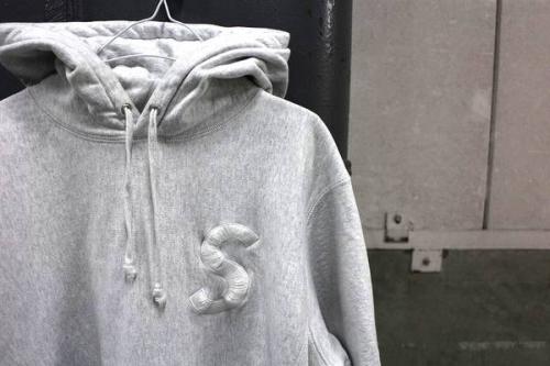 新入荷のシュプリーム