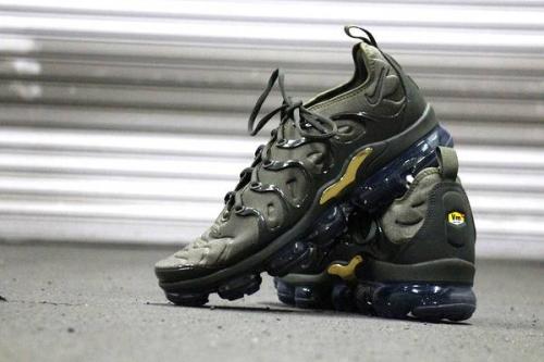 ナイキのモアテン