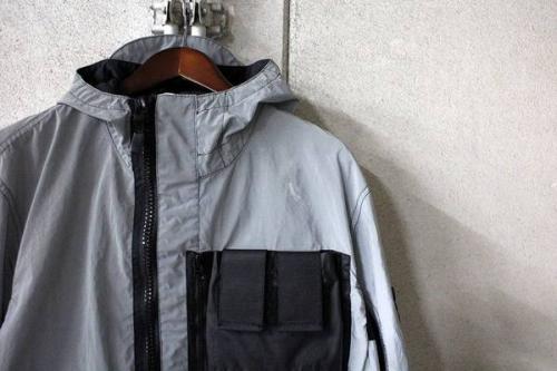 新入荷のストーンアイランド