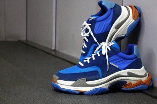 新入荷のバレンシアガ