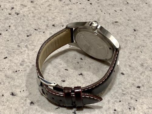 カーキのベンチュラ