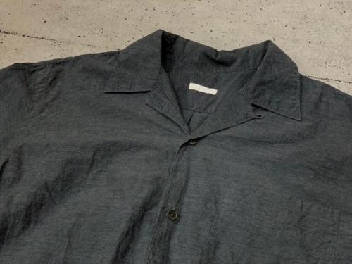 コモリのオープンカラーシャツ