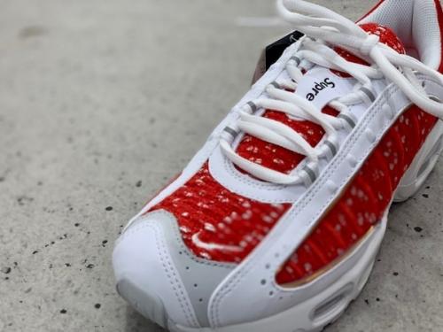 シュプリーム×ナイキのAir Max Tailwind 4