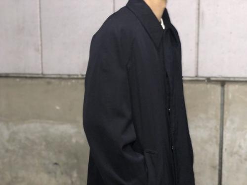 ロイヤルネイビーのレインコート