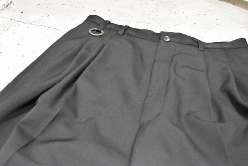 ボトムスのセンタープレスパンツ