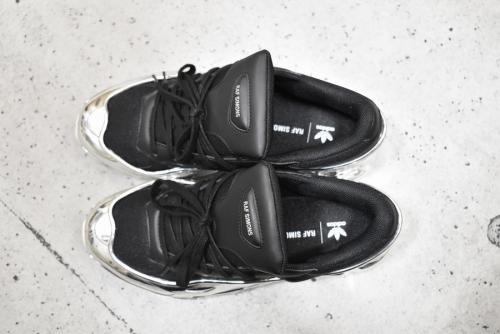 adidas　のスニーカー