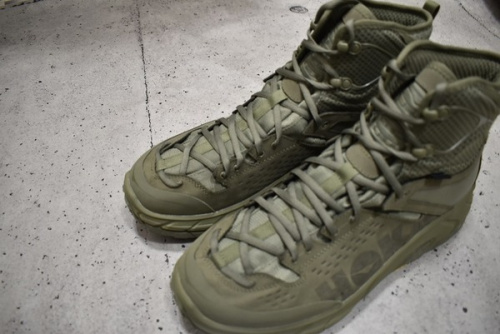 スニーカーのHOKAONEONE