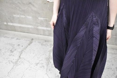 プリーツプリーズのISSEY MIYAKE