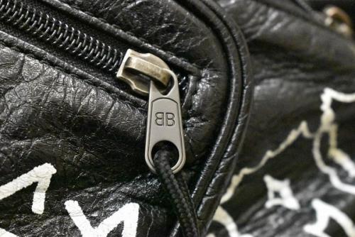 バレンシアガのボディーバッグ