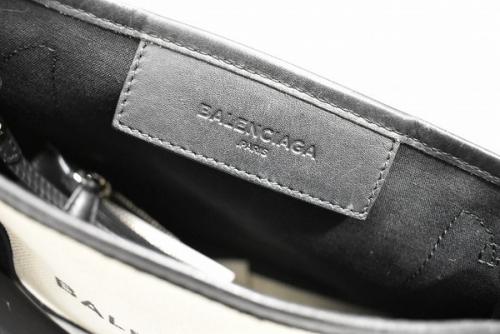 バレンシアガの立川 新入荷