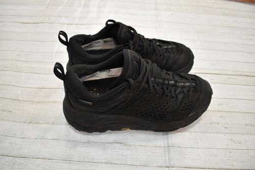 ホカ オネ オネ × エンジニアド ガーメンツのローカットスニーカー